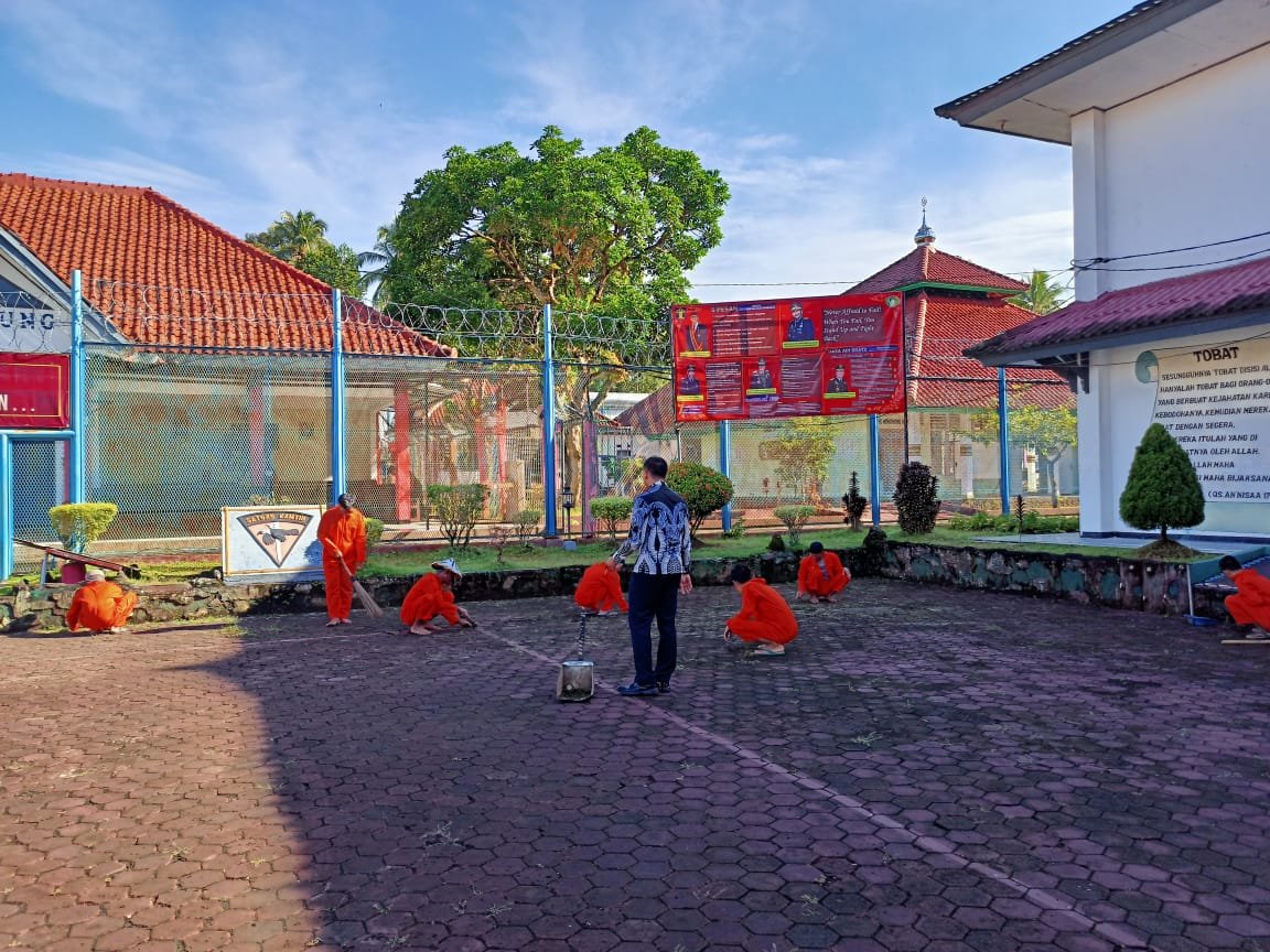 Lapas Kotaagung Kerahkan Warga Binaannya Laksanakan Gotong Royong