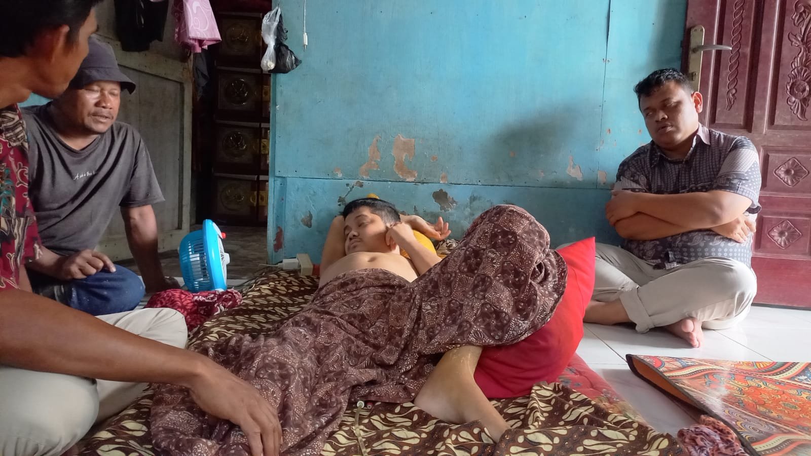 Faizal Jatuh dari Pohon, DPRK Aceh Timur Zulfadli Berikan Tali Asih