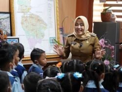 Bupati Ikfina Kenalkan Profesi Kepala Daerah Pada Siswa TK Kapiworo Dawarblandong