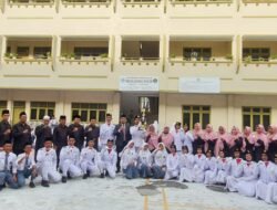 Ketua Umum MUI Kota Medan Inspektur Upacara di MAS Plus AL ULUM Medan