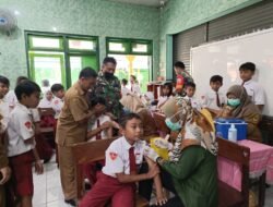 Babinsa Koramil Prajurit Kulon Dampingi Nakes Berikan Layanan Imunisasi Difteri