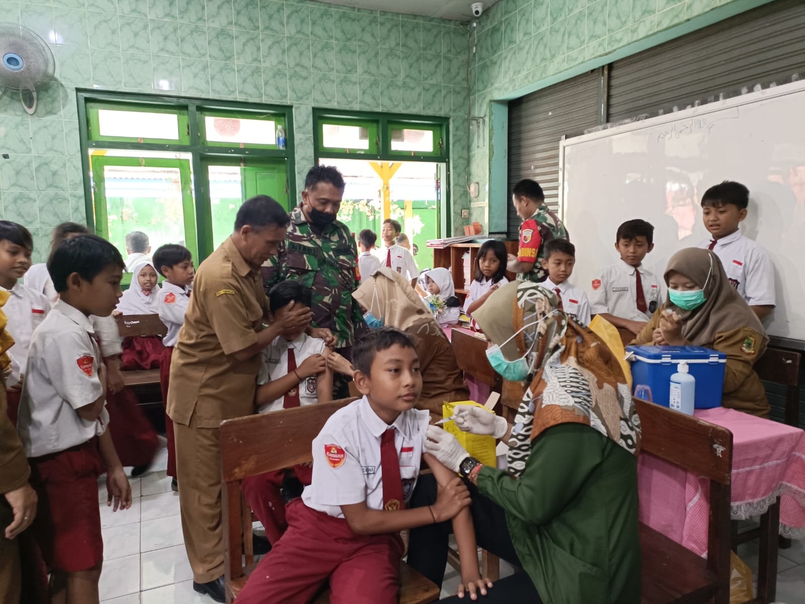Babinsa Koramil Prajurit Kulon Dampingi Nakes Berikan Layanan Imunisasi Difteri