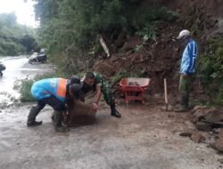 Respon Cepat, Koramil Pacet – BPBD – Dinas PUPR Hingga Warga Kompak Evakuasi Material Longsor