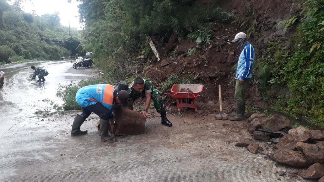Respon Cepat, Koramil Pacet - BPBD- Dinas PUPR Hingga Warga Kompak Evaluasi Material Longsor