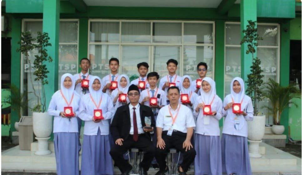 Raih Prestasi Internasional, Kepala MAN 2 Mojokerto Beri Beasiswa