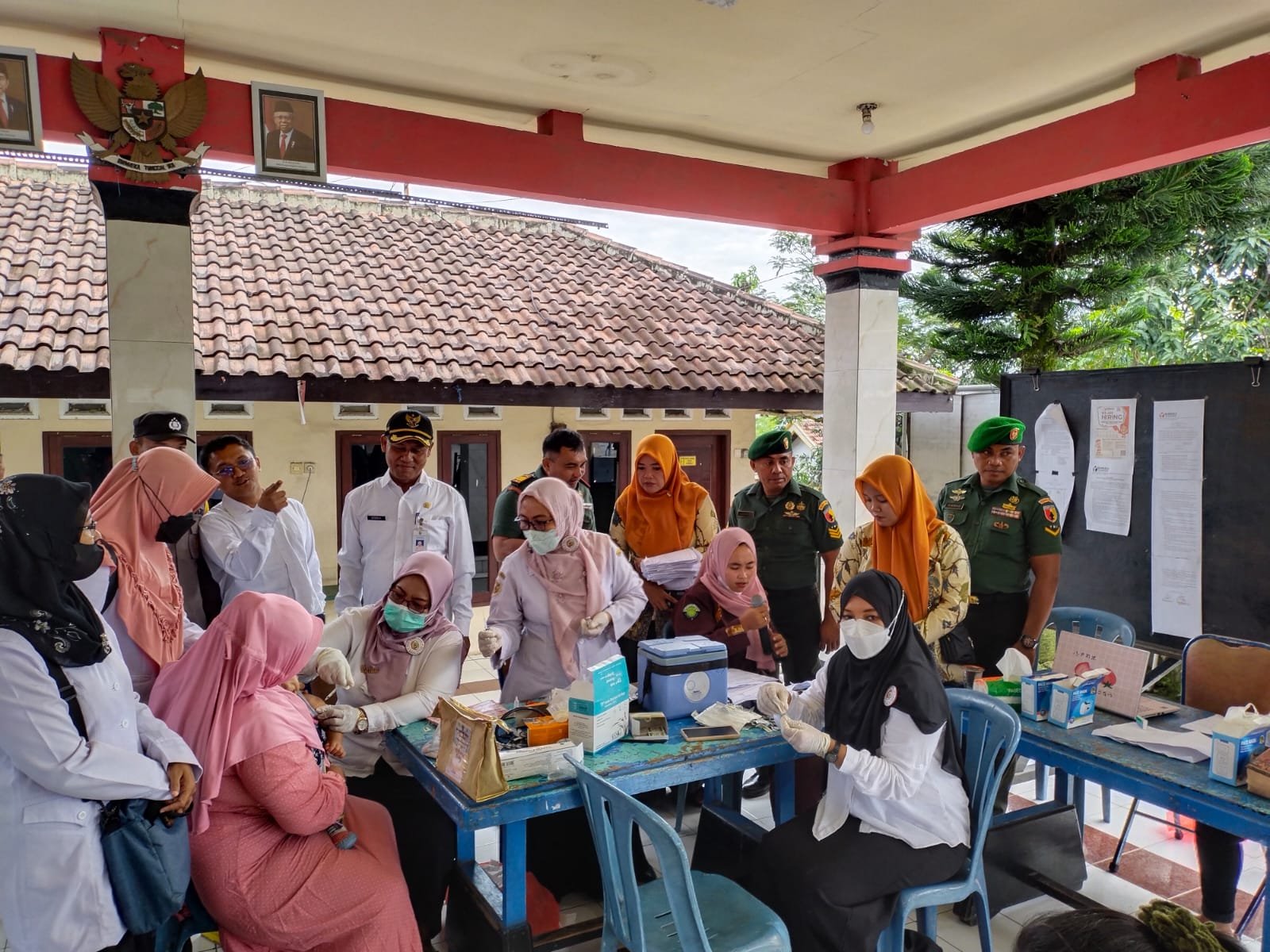 Danramil 0815/12 Ngoro Bareng Forkopimcam Pantau Langsung Vaksinasi ORI Difteri