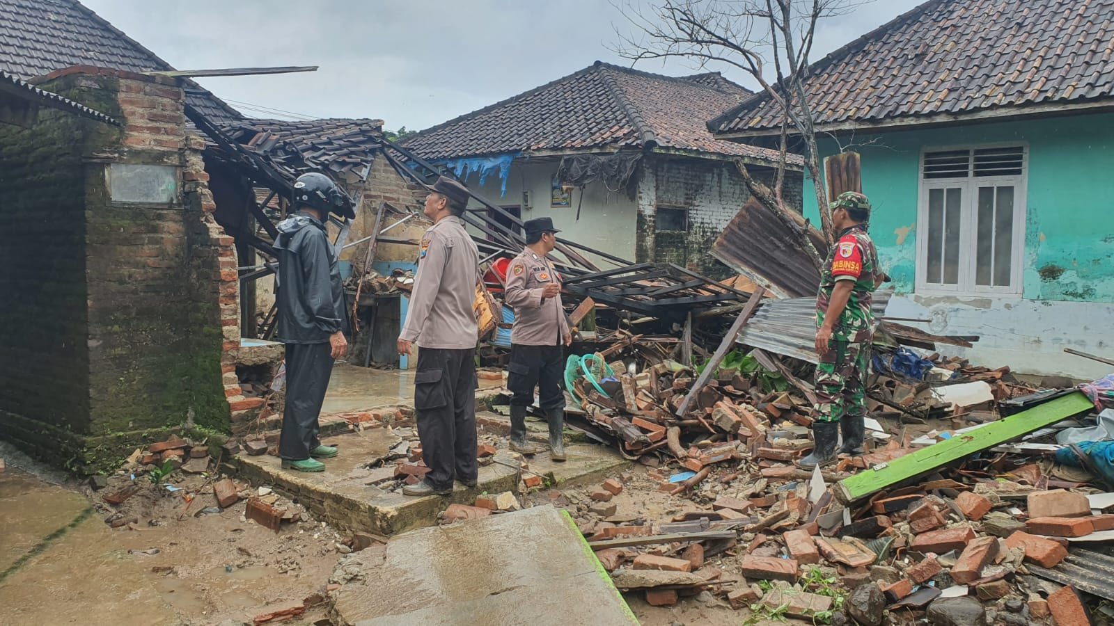 Gotong Royong, Polisi Bersama TNI dan Warga Bersihkan Lumpur Pasca Longsor di Bawean