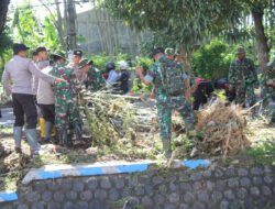 Sinergitas, Polres Bondowoso Bersama TNI dan Warga Kerja Bakti Pasca Banjir Bandang Pancoran