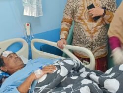 Tgk. M. Yunus Anggota DPRA dari Fraksi Partai Aceh menjenguk Pj Bupati Aceh Timur