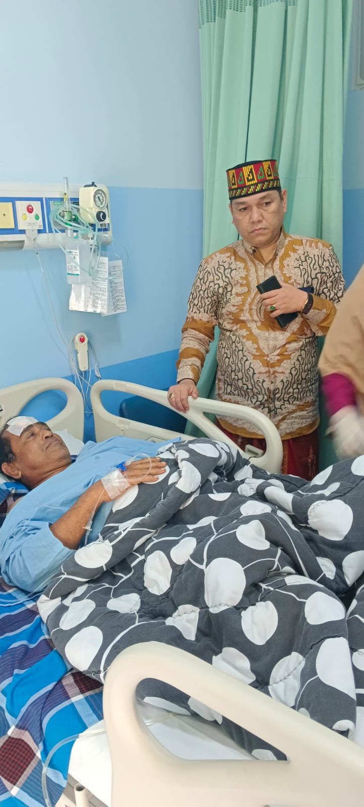 Tgk. M. Yunus Anggota DPRA dari Fraksi Partai Aceh menjenguk Pj Bupati Aceh Timur