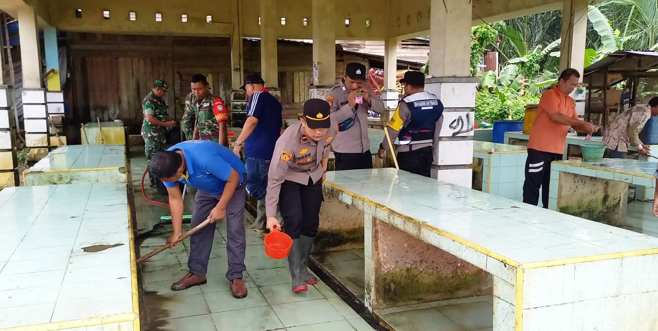 Bentuk dan Bakti Polri Pada Masyarakat, Kapolsek Peureulak Barat Pimpin Gotong Royong