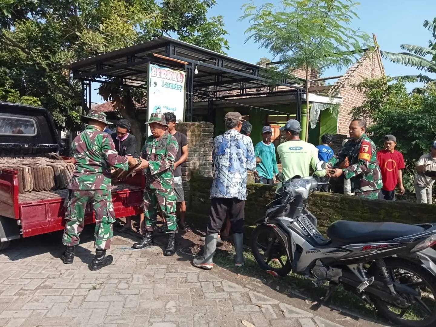 Koramil Dlanggu Bareng Instansi Terkait Karya Bakti Benahi Rumah Warga Korban Kebakaran