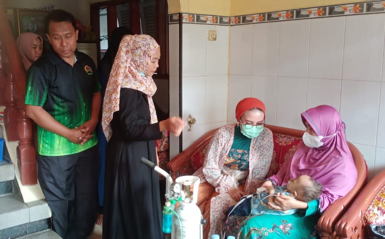 Ketua Persit Kartika Chandra Kirana Cabang XXX Kodim 0815/Mojokerto Anjangsana & Santuni Anak Anggota
