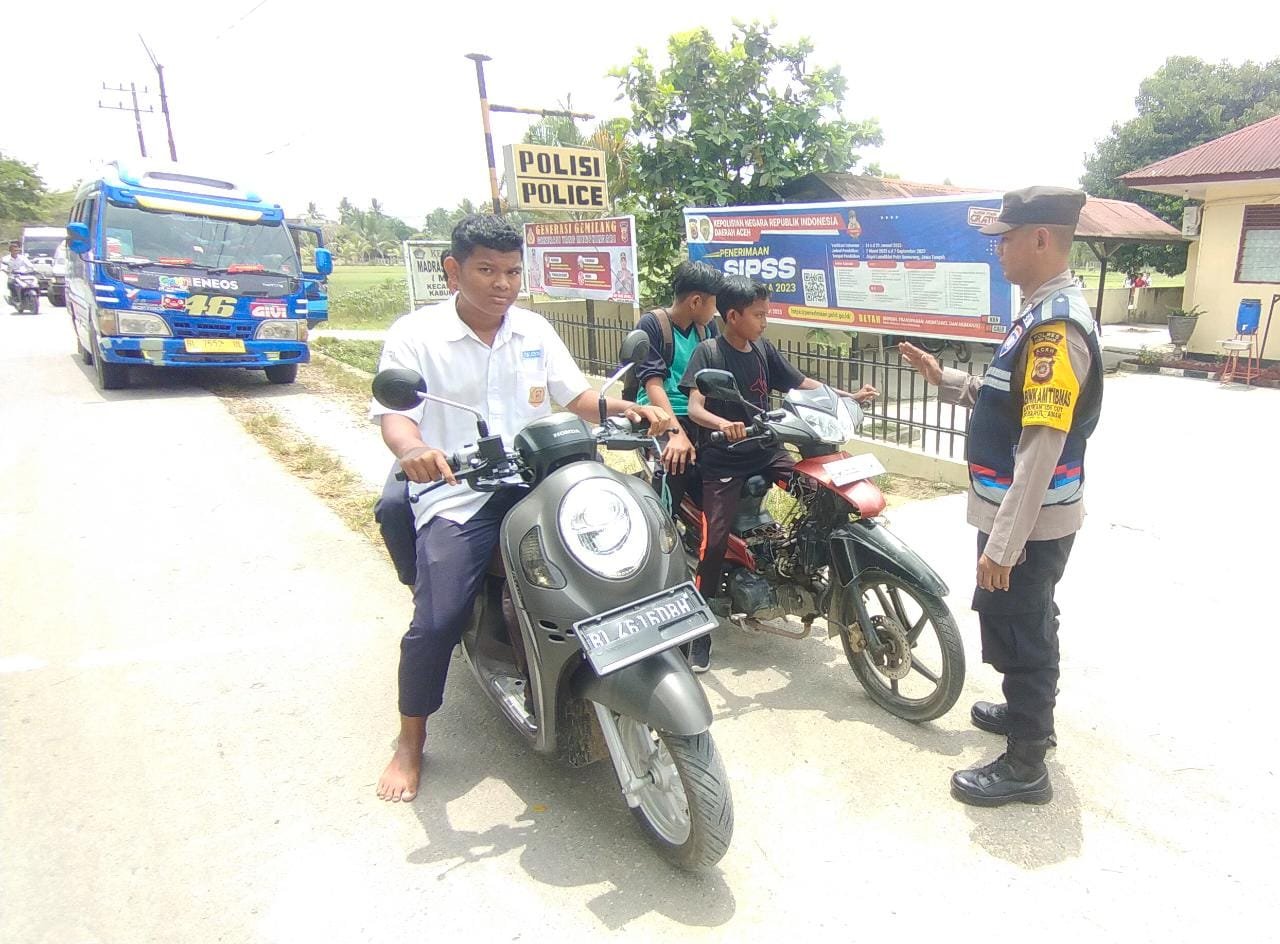 Demi Keselamatan, Bhabinkamtibmas Polsek Darul Aman Imbau Anak di Bawah Umur yang Naik Sepeda Motor