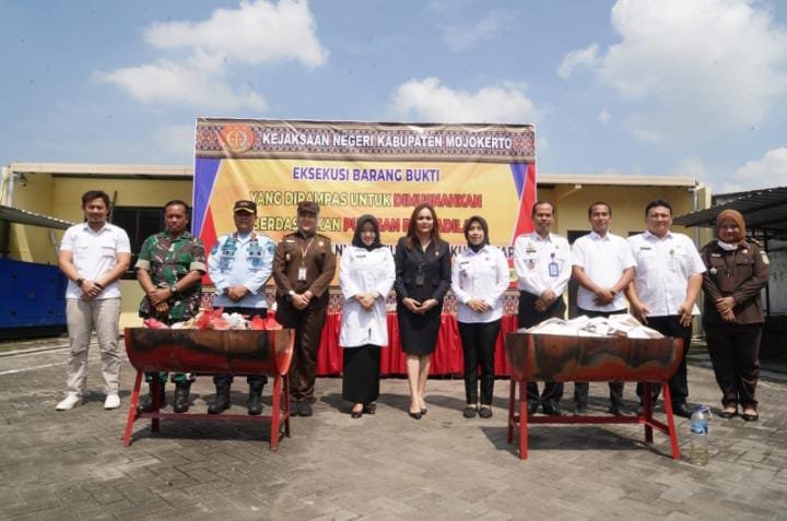 Bupati dan Forkopimda Musnahkan Barang Bukti Mulai Satu Kilogram Sabu Hingga Puluhan Handphone di Kejari Kabupaten Mojokerto