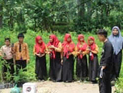 Lestarikan Alam, Mahasiswa KKN IKHAC Mojokerto Tanam 300 Pohon Bersama Siswa SD