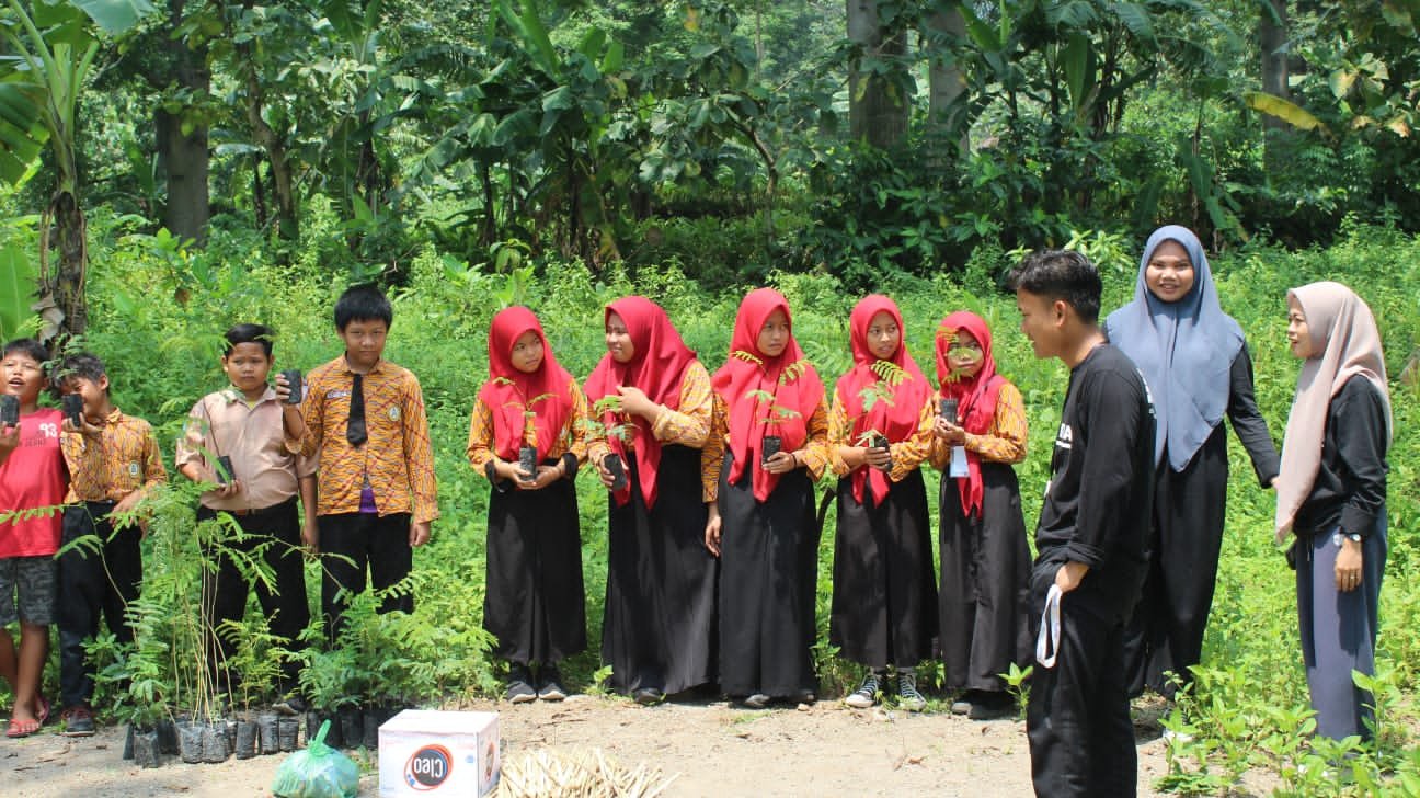 Lestarikan Alam, Mahasiswa KKN IKHAC Mojokerto Tanam 300 Pohon Bersama Siswa SD