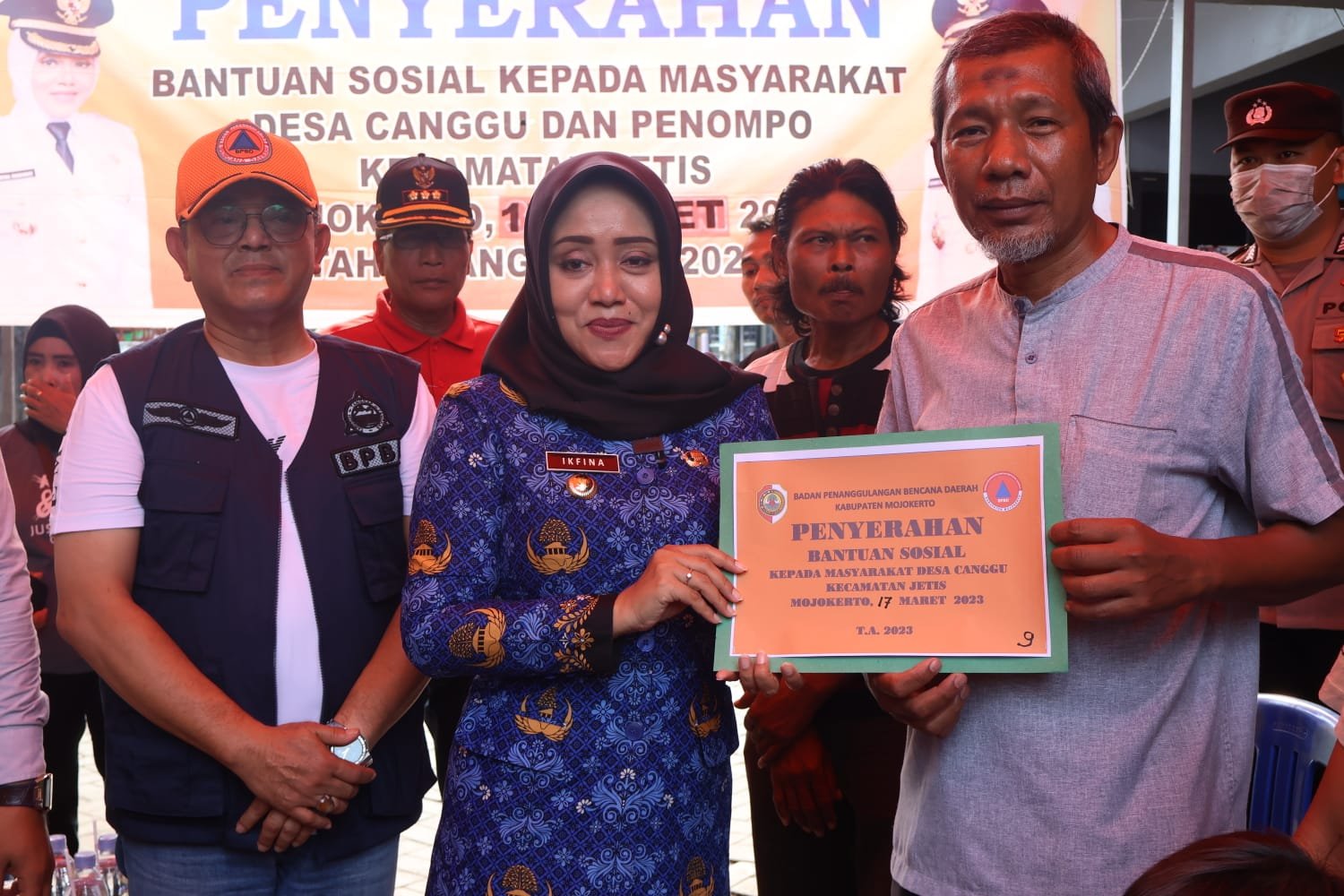 Bupati Mojokerto Serahkan Bansos untuk 14 Warga Jetis yang Terdampak Angin Kencang
