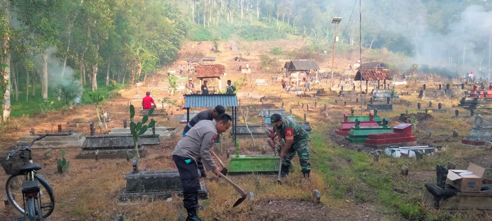 Sinergitas Tiga Pilar, Polres Tulungagung Bersihkan Makam Umum Jelang Ramadhan