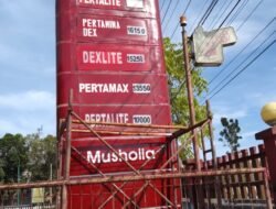 Terlihat Jelas SPBU 2433172 desa Berok Kecamatan Koba Membiarkan Pengerit Minyak Menggunakan Jerigen