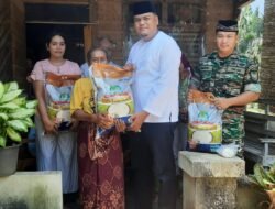 Serka Taufik Bantu Penyaluran Beras di Desa Perlang