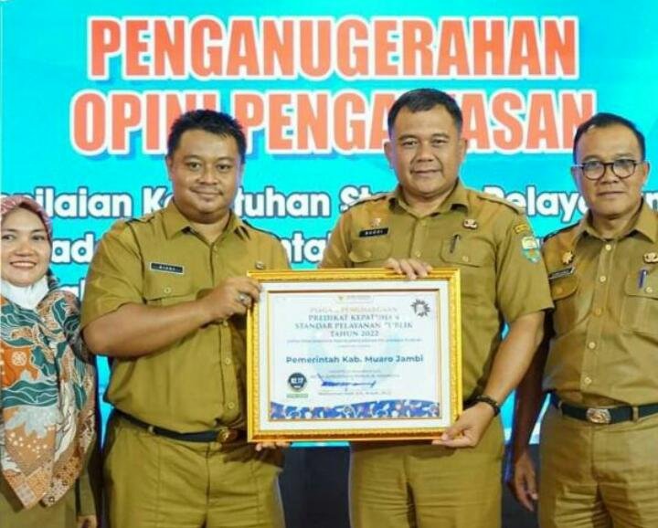 Pemkab Muaro Jambi Terima Penghargaan Predikat Kepatuhan Standar Dari Ombudsman RI