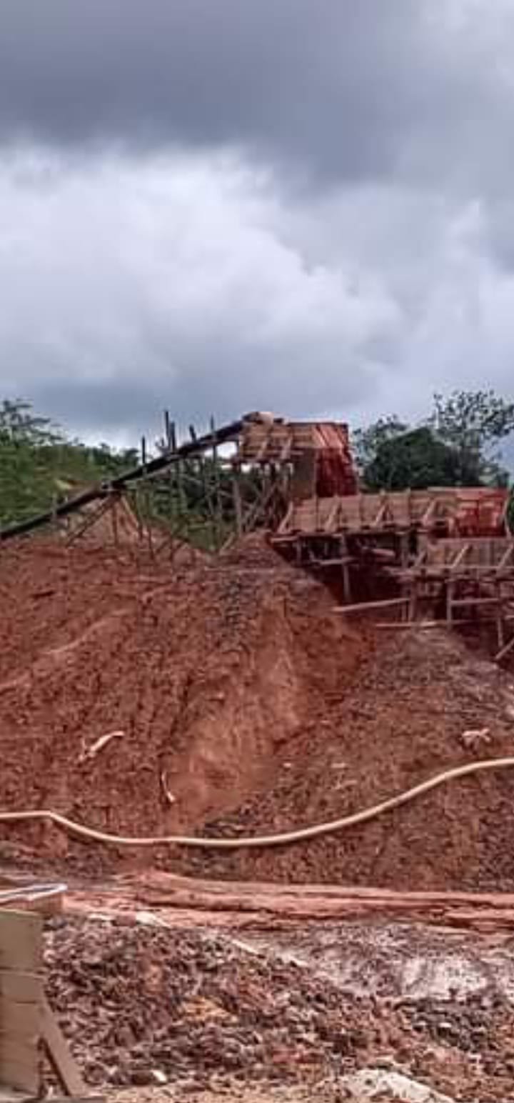 Bukit Senggiri Tempilang di Hajar Penambang Timah Diduga Illegal.