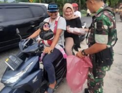 Korem 022/PT  bagi Takjil Gratis Kepada Masyarakat dan pengendara
