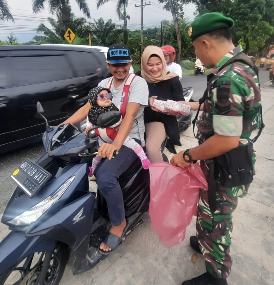 Korem 022/PT bagi Takjil Gratis Kepada Masyarakat dan pengendara
