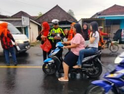 Jelang Berbuka Puasa Srikandi Pemuda Pancasila Gandeng Anggota DPRD Dan Kapospol Lantas Berbagi Takjil Untuk Pengguna Jalan