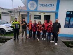 Jelang Berbuka Puasa Srikandi Pemuda Pancasila Gandeng Anggota DPRD Dan Kapospol Lantas Berbagi Takjil Untuk Pengguna Jalan