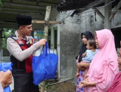 Polri Peduli, Polres Pamekasan Salurkan Bantuan Sembako Kepada Warga Terdampak Banjir