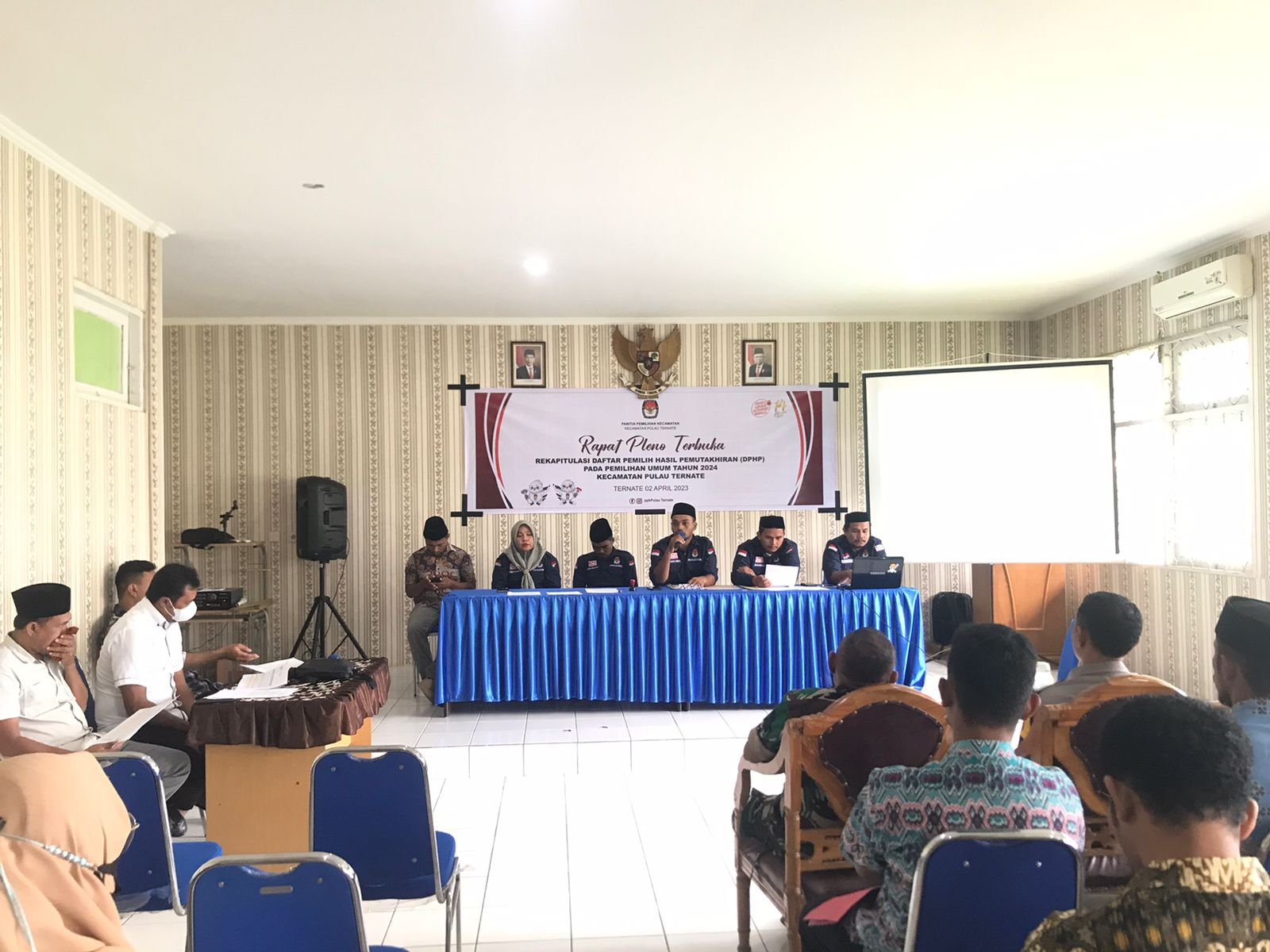 Panitia Pemilihan Kecamatan PPK Pulau Ternate Menggelar Rapat Pleno Terbuka Rekapitulasi Daftar Pemilih Hasil Pemutakhiran (DPHP)