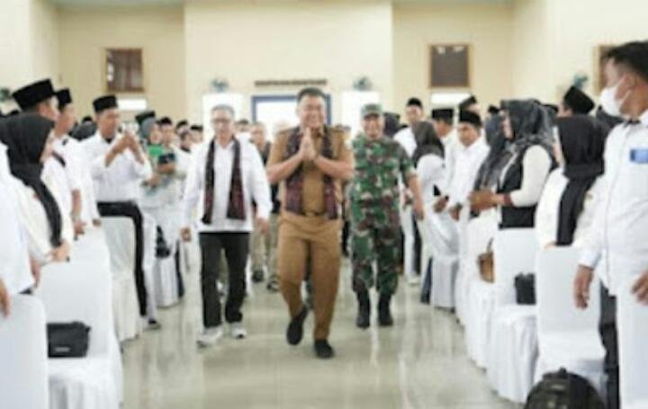 PLH Bupati Muaro Jambi Lantik Ratusan Petugas PPS