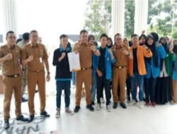 SEKDA MUARO JAMBI JUMPAI MAHASISWA LAKUKAN AKSI DEMO