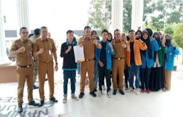 SEKDA MUARO JAMBI JUMPAI MAHASISWA LAKUKAN AKSI DEMO