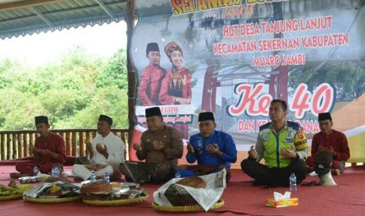 SEKDA MUARO JAMBI HADIRI HUT DESA TANJUNG LANJUT