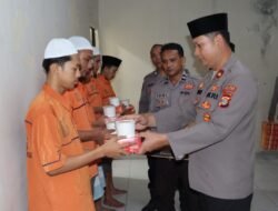 Sambangi Tahanan, Wakapolres Lampung Timur Bagikan Makanan Berbuka Puasa