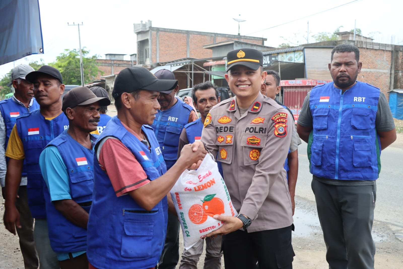 Bantuan Kemanusiaan Untuk Negeri, Polres Aceh Timur Bagikan Sembako