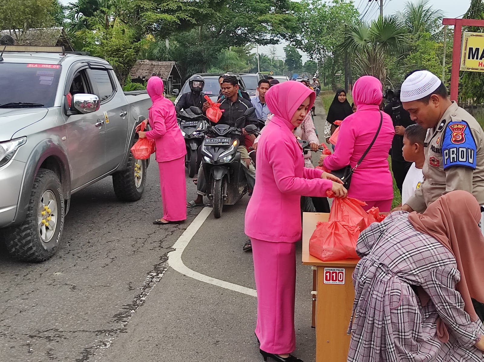 Indah Nya Berbagi DiBulan suci Ramadhan Polsek Peureulak Barat Polres Aceh Timur dan Bhayangkari Berbagi Takjil