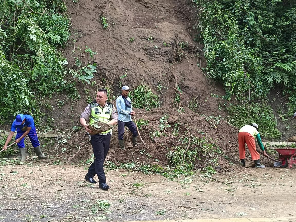 Kompak, Polisi Bersama TNI dan BPBD Tangani Longsor, Jalur Trenggalek – Ponorogo Kembali Normal