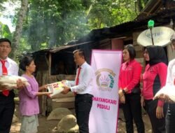 Satreskrim Polres Tanggamus Dan Bhayangkari Bagikan Bansos di Dua Titik Slum Area