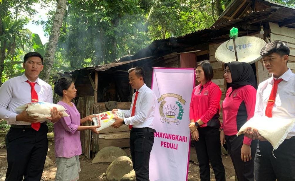 Satreskrim Polres Tanggamus Dan Bhayangkari Bagikan Bansos di Dua Titik Slum Area