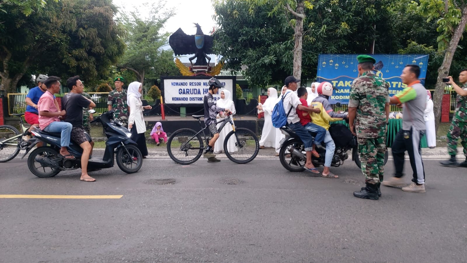 Komandan Kodim Tanggamus Beserta Jajaran Berbagi Takjil