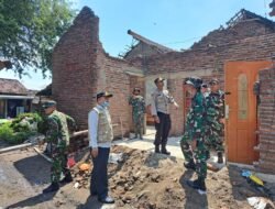 Kompak, Polisi Bersama TNI  Gelar Baksos Pasca Angin Kencang di Probolinggo