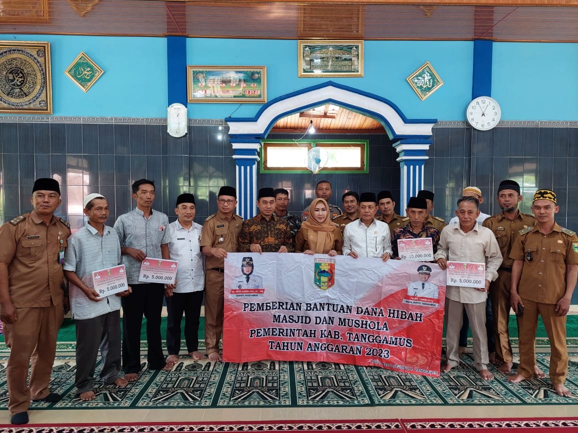 Bupati Tanggamus Menyampaikan Dan Serahkan Secara Langsung Bantuan Dan Dana Hibah Tahun Anggaran 2023