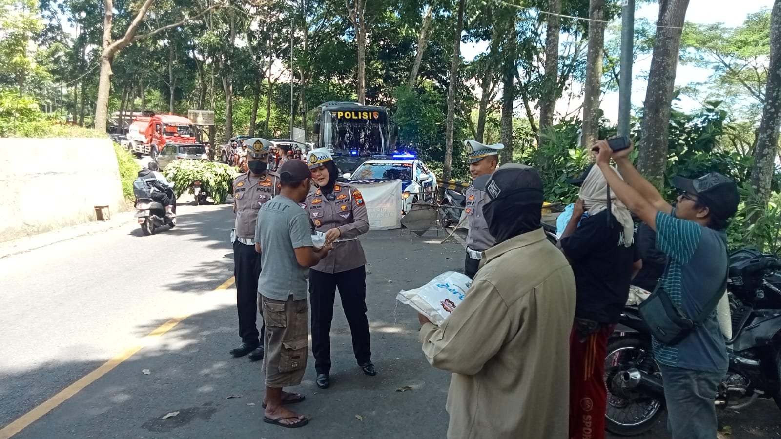 Polres Jember Salurkan Bantuan Sembako dan Edukasi Keselamatan di Gunung Gumitir