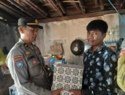Polres Lumajang Salurkan Bantuan Paket Sembako Bagi Warga Kurang Mampu