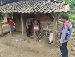 Polisi Datang Serahkan Bantuan, Warga Pulung di Ponorogo Riang