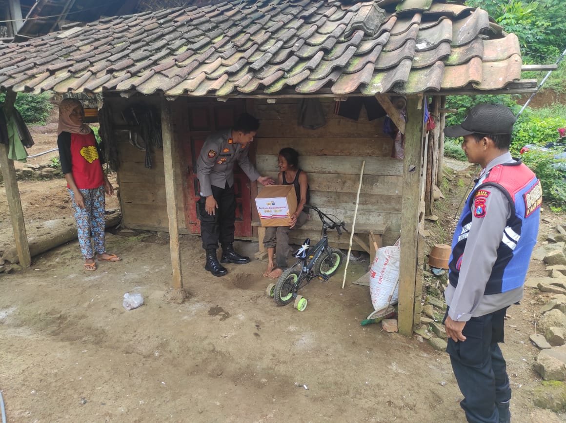 Polisi Datang Serahkan Bantuan, Warga Pulung di Ponorogo Riang